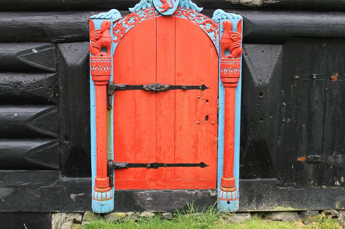 How to Paint Woodwork and Trim for a Hard-Wearing Finish